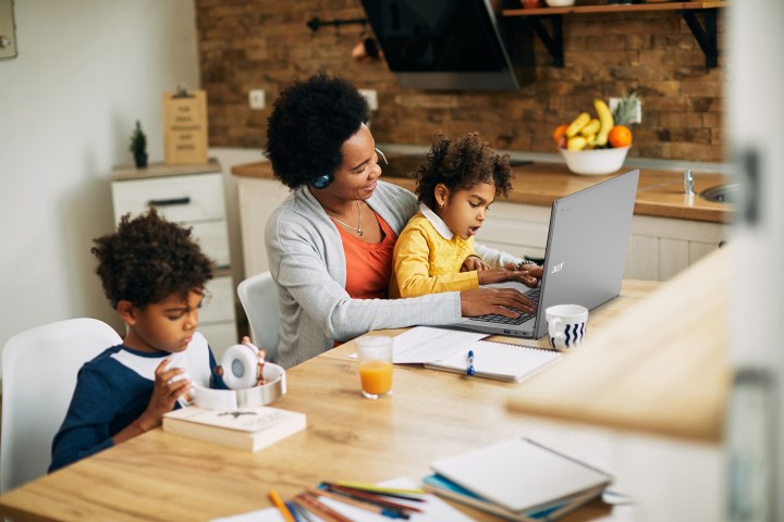 Eine Frau und ihre Kinder nutzen das Acer Chromebook 317, während sie an einem Schreibtisch sitzen.