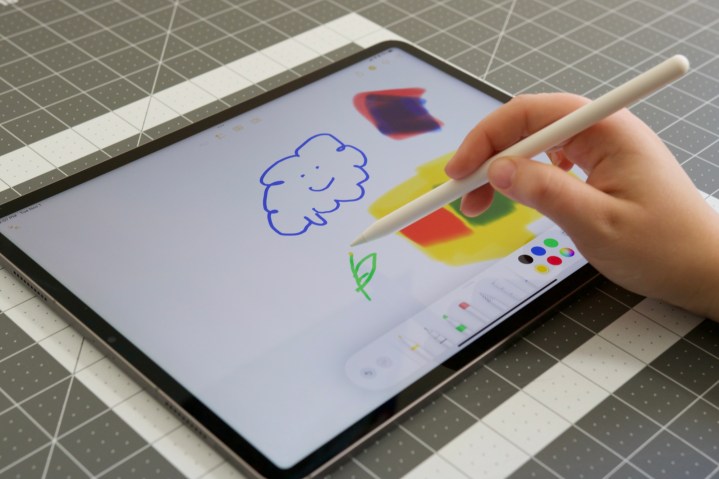 Zeichnen mit dem Apple Pencil auf dem iPad Pro (2022).