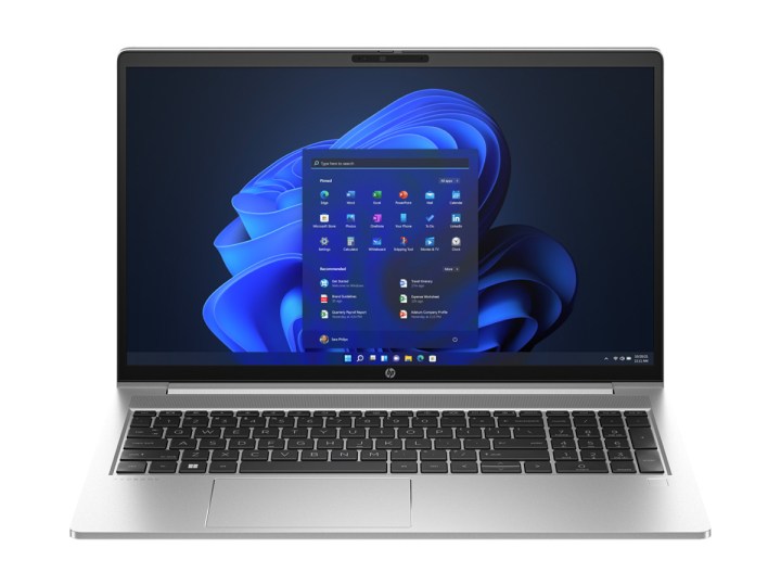Das HP ProBook 450 G10 Notebook vor weißem Hintergrund.