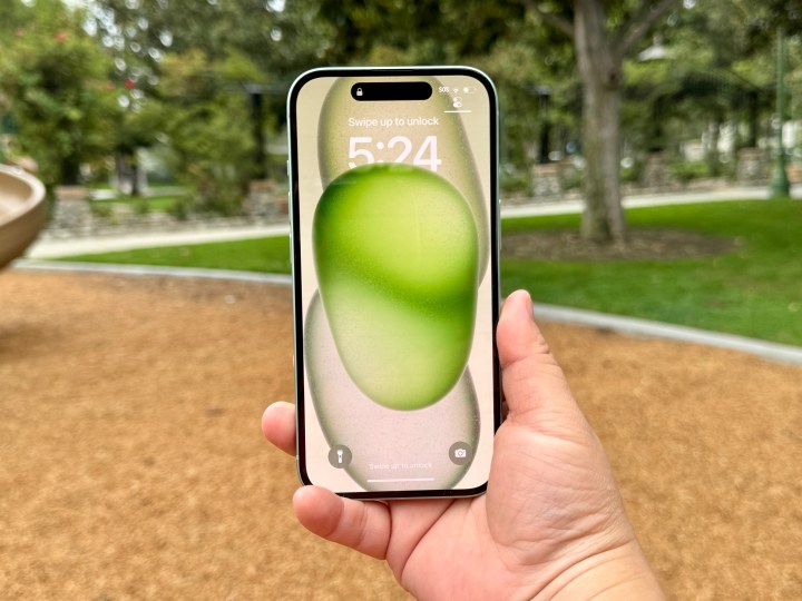Ein grüner iPhone 15-Sperrbildschirm.