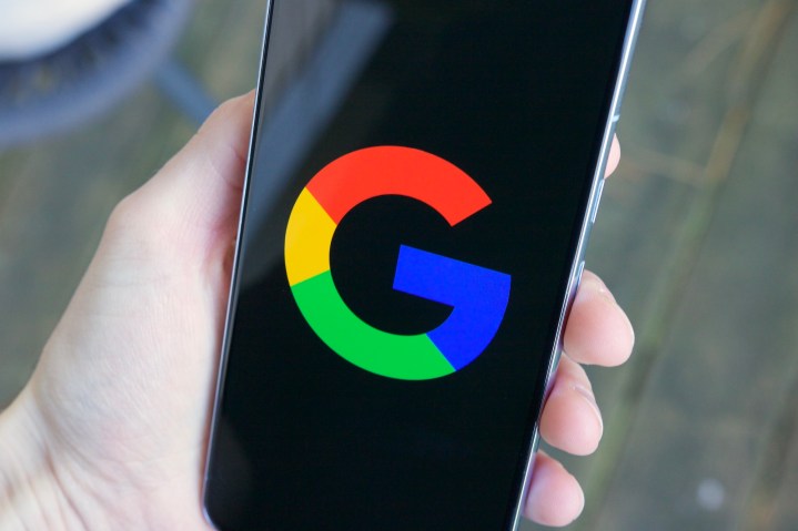 Das Google "G" Logo auf einem Android-Telefon.
