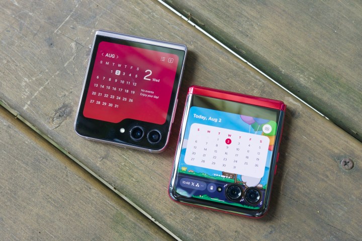 Das Samsung Galaxy Z Flip 5 neben dem Motorola Razr Plus, beide zeigen ihre Cover-Bildschirme.