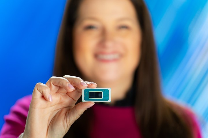 Michelle Johnston Holthaus hält eine Intel Core Ultra-CPU.