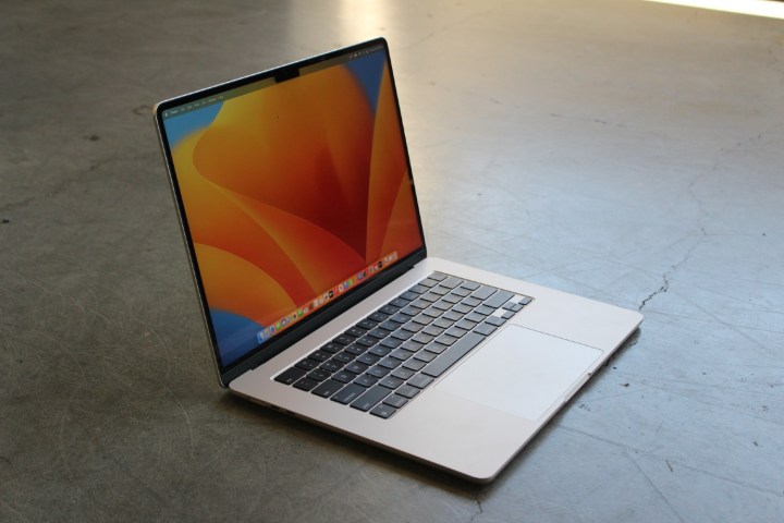 Apples 15-Zoll MacBook Air von oben und von der Seite gesehen.