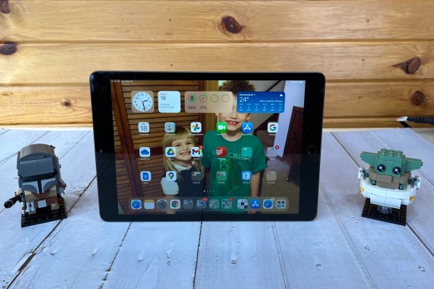 Apple iPad 9. Generation 2021 auf der Veranda mit Spielzeug.