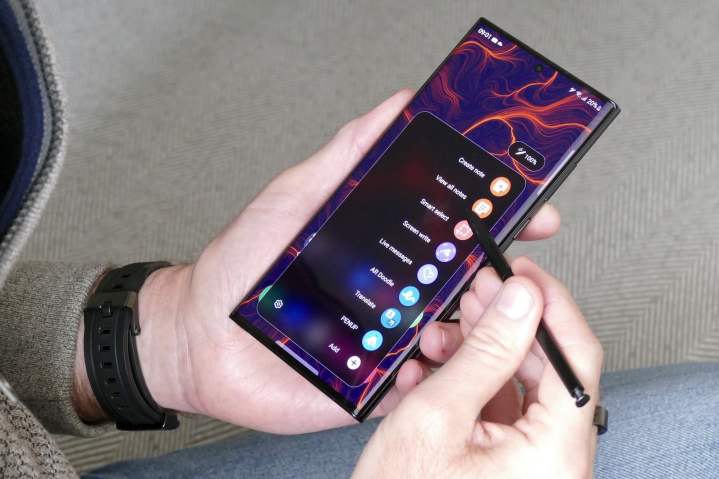 Mann benutzt einen S Pen mit dem Samsung Galaxy S22 Ultra.