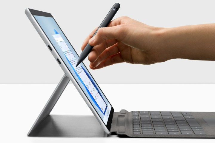 Das Surface Pro X wird mit dem Surface Slim Pen 2 verwendet.