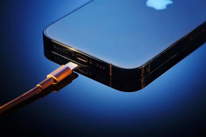 Ein blaues iPhone 12 liegt neben einem Lightning-Ladegerät.