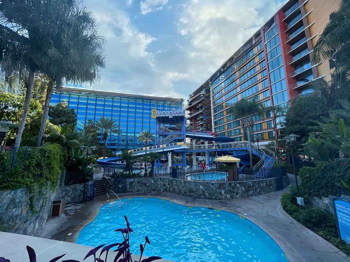 Foto des Poolbereichs des Disneyland Hotels, bearbeitet mit Magic Editor auf Google Pixel 8 Pro.