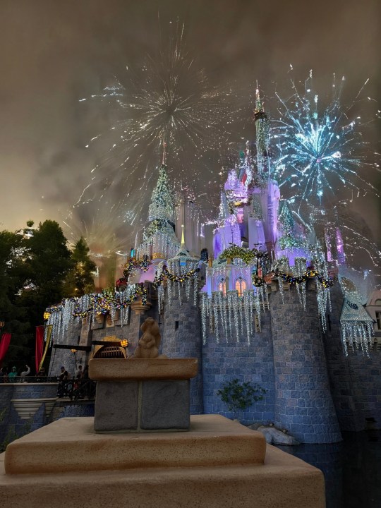 Dornröschenschloss in Disneyland, bearbeitet mit Magic Editor auf Google Pixel 8.