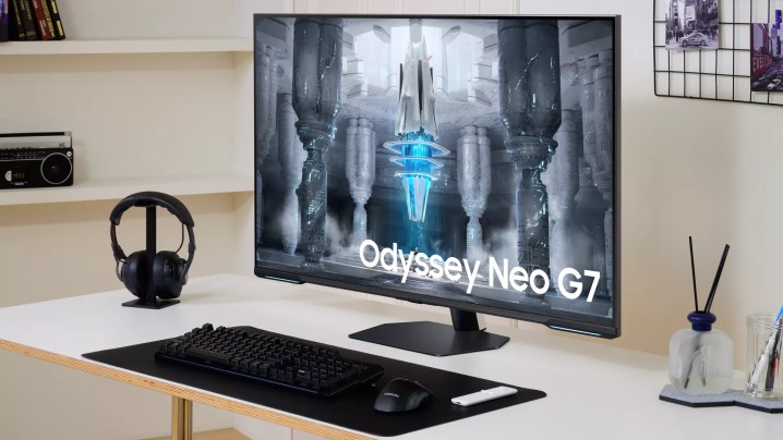 Samsungs Odyssey Neo G7 auf einem Schreibtisch.