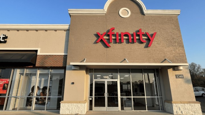 Ein Gebäude mit dem Xfinity-Logo darauf.