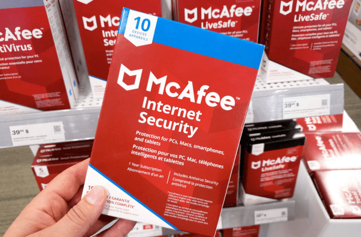 Eine Person hält eine physische Kopie von McAfee Antivirus in einem Einzelhandelsgeschäft.
