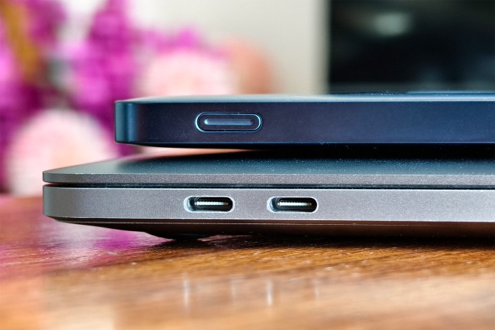 Dicke des Baseus Blade 2-Laptops im Vergleich zum 12-Zoll-MacBook Pro 2020.