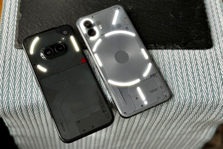 Das Nothing Phone 2a und das Nothing Phone 2 mit aktiven Glyph Lights.
