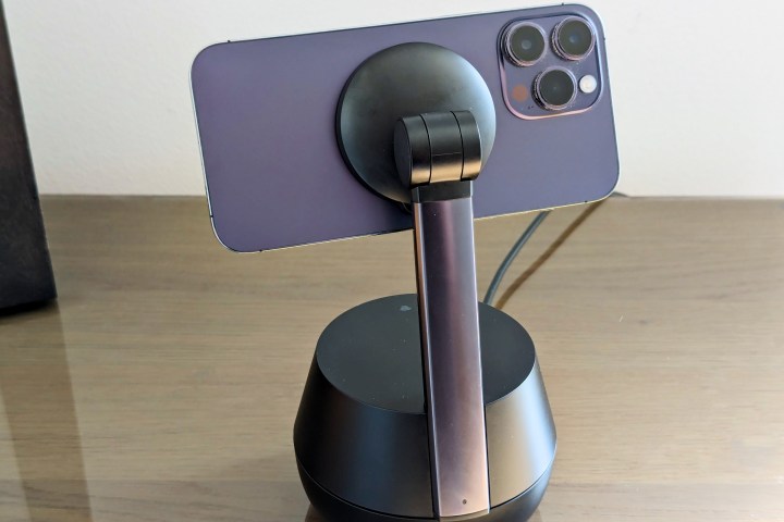 Belkin Stand Pro mit montiertem iPhone 14 Pro Max und sichtbarer Rückkamera.