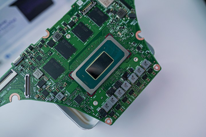 Ein Intel Meteor Lake-Prozessor, gesockelt in einem Motherboard.