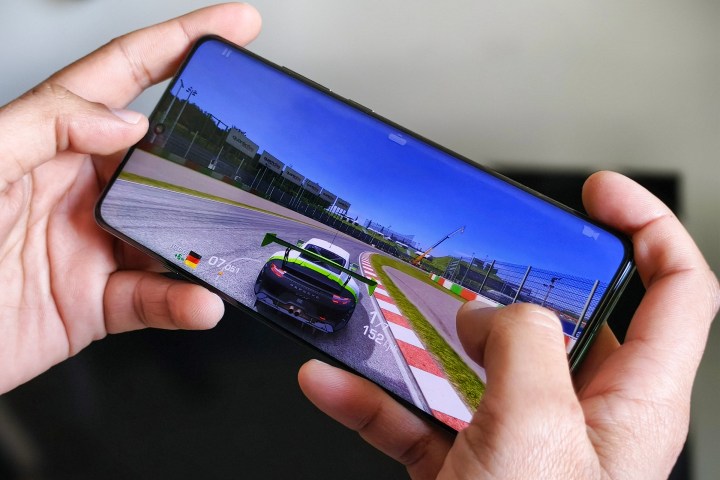 OnePlus 12 in der Hand gehalten und Real Racing 3 ausgeführt.