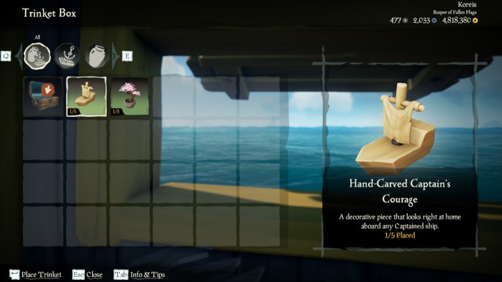 Ein kleines Spielzeugboot und ein Bonzai-Baum werden als Optionen für die Platzierung auf der Fensterbank an Bord eines Bootes in Sea of ​​Thieves aufgeführt
