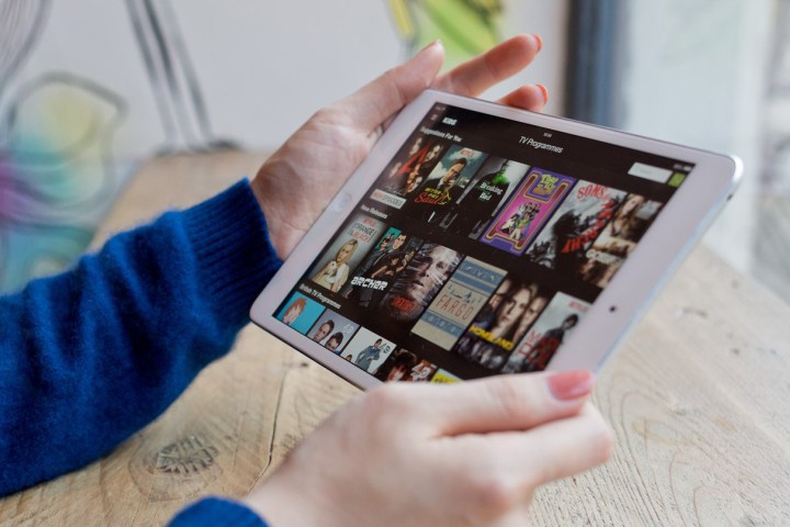 Hält das Apple iPad Mini 2015 in der Hand.