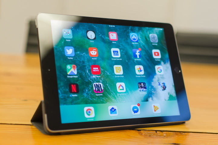 Apple iPad 9.7 auf einer Tischoberfläche.