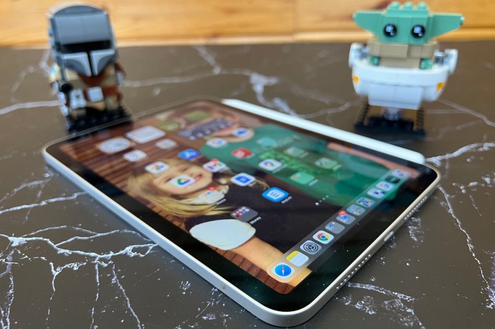Das iPad Mini wird schräg auf einen Schreibtisch gelegt, um seinen Bildschirm zur Geltung zu bringen.