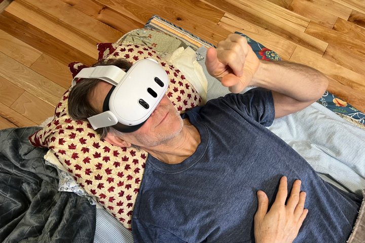 Alan Truly lehnt sich zurück und genießt es, einen Film mit dem Meta Quest 3-Headset anzusehen.