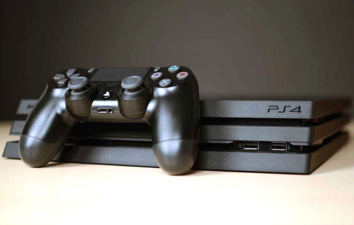 Eine Sony PlayStation 4 Pro und ein Controller.
