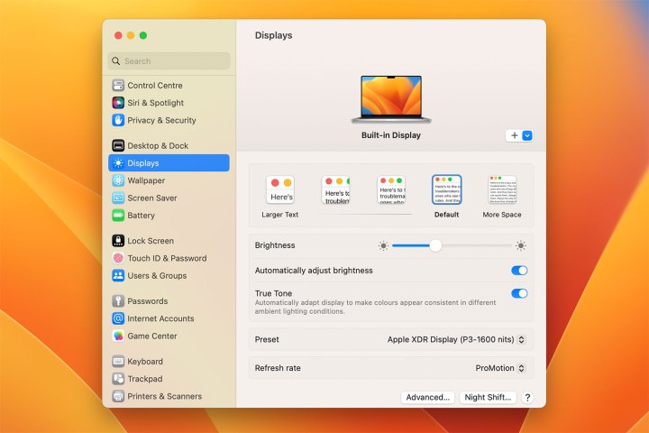 Die Systemeinstellungen-App in macOS Ventura auf einem MacBook Pro zeigt Anzeigeeinstellungen an, mit denen ein Benutzer die Bildschirmauflösung seines Mac ändern kann.