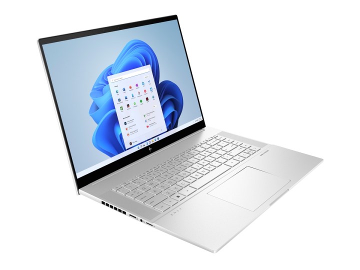 Der HP ENVY Laptop 16t-h1000 vor weißem Hintergrund.
