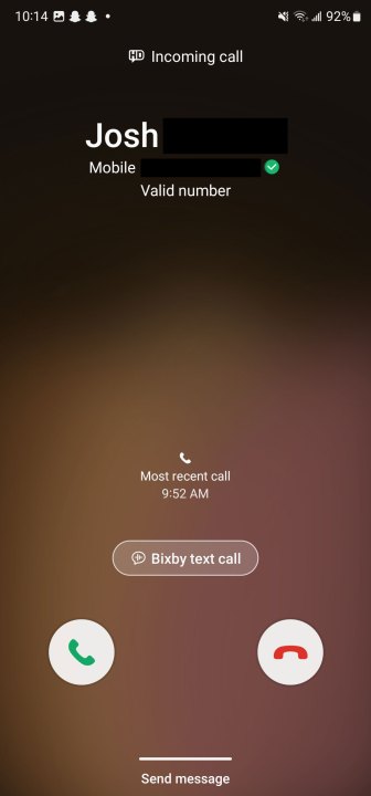 Ein Screenshot eines Anrufs, der auf einem Android-Telefon eingeht.