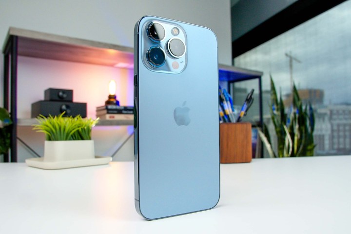 iPhone 13 Pro in Blau.