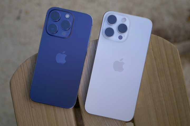 Das Apple iPhone 15 Pro Max und iPhone 14 Pro von hinten gesehen.