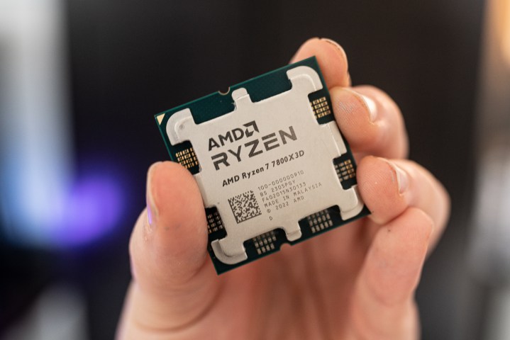 AMD Ryzen 7 7800X3D zwischen den Fingerspitzen gehalten.