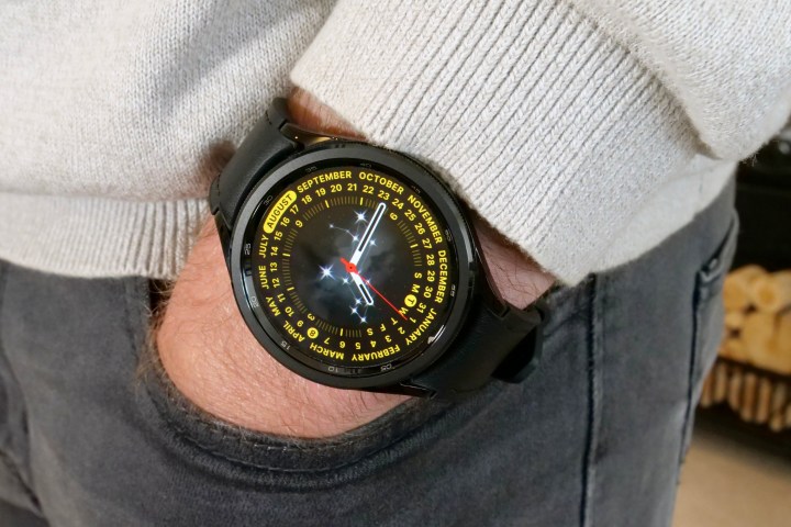 Eine Person, die die Samsung Galaxy Watch 6 Classic trägt.