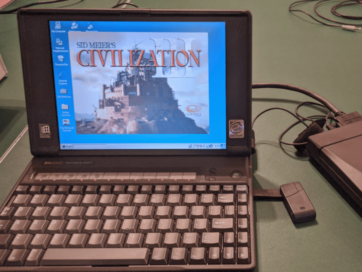 Das HP OmniBook 800CT auf einem Tisch, auf dem Civilization geladen ist. 