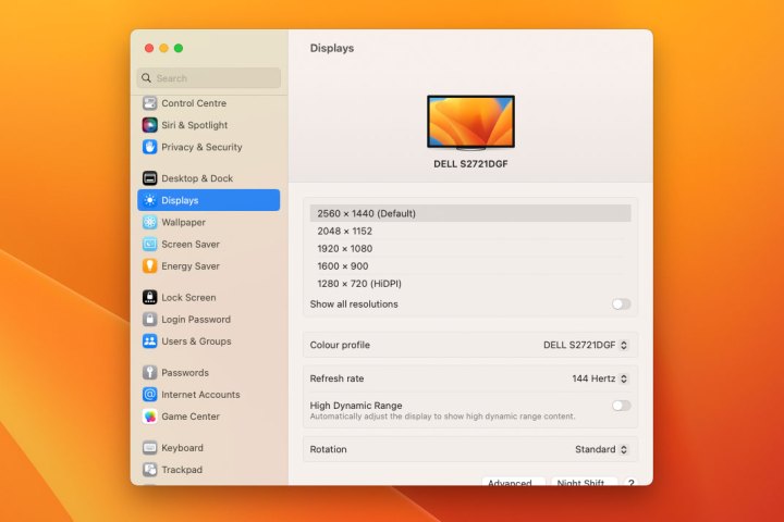 Die Systemeinstellungen-App in macOS Ventura auf einem Mac mini zeigt Anzeigeeinstellungen an, mit denen ein Benutzer die Bildschirmauflösung seines Mac ändern kann.