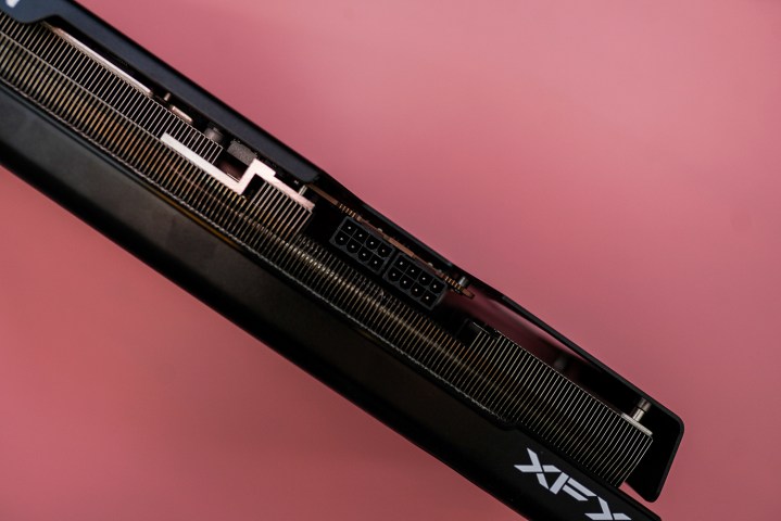 Stromanschlüsse an der RX 7900-Grafikkarte.
