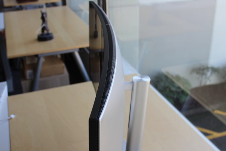 Die obere Kurve des Dell UltraSharp 34 auf einem Schreibtisch.
