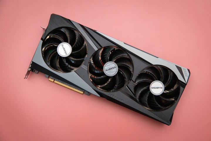 AMD RX 6950 XT Grafikkarte auf rosa Hintergrund.