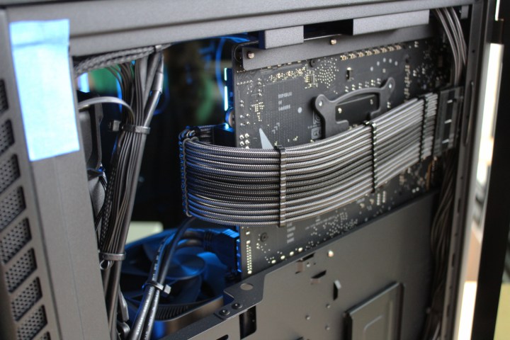Kabel, die im Falcon NW Talon um die Rückseite des Motherboards gebunden sind.