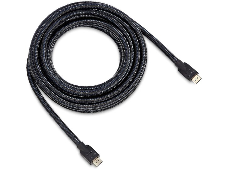 Das Amazon Basics HDMI-Kabel auf weißem Hintergrund.