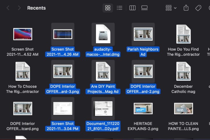 Ein Screenshot, wie man auf einem Mac mehrere Dateien durch Klicken und Ziehen auswählt.