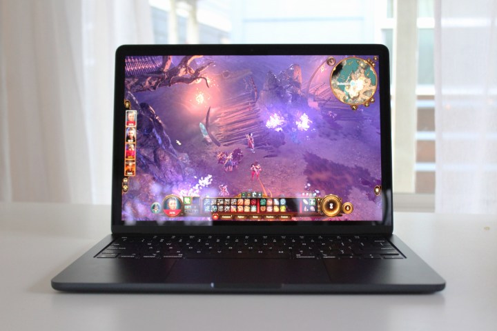 Baldur's Gate 3 wird auf dem M3 MacBook Air gespielt.