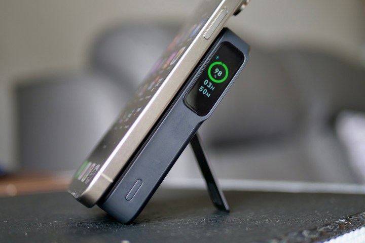 Das iPhone 15 Pro Max wird von der Anker MagGo Power Bank aufgeladen.