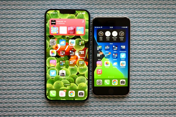 Die Bildschirme des iPhone SE 2022 und des iPhone 14 Plus.