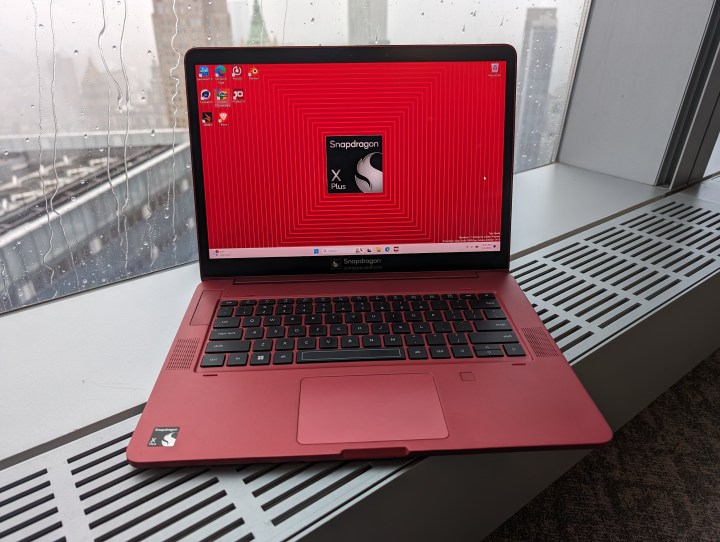 Ein Foto eines Laptops mit der Snapdragon X Plus-CPU.