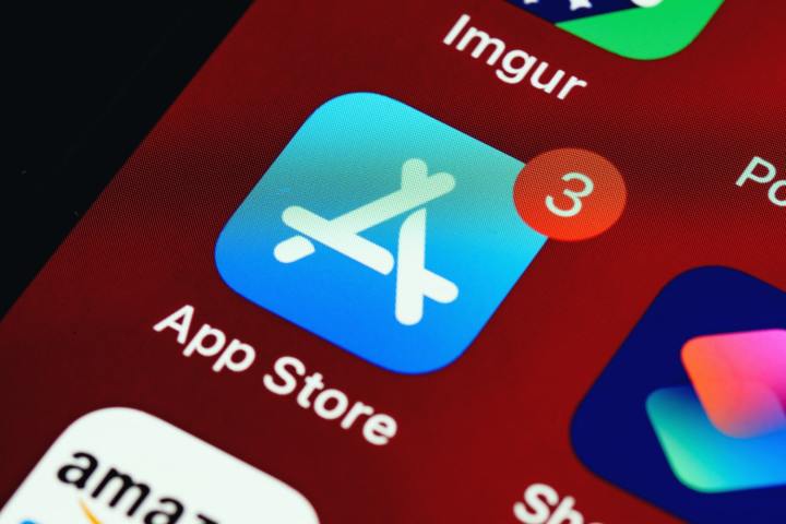 Eine Nahaufnahme eines iOS-Startbildschirms mit dem App Store-Symbol und drei Benachrichtigungen.