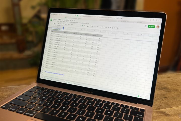 Google Sheets ist im Safari-Browser auf einem MacBook Air geöffnet.