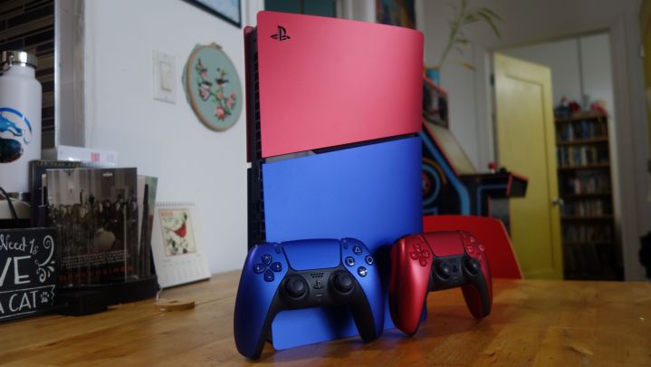 Auf einem Tisch steht eine rot-blaue PS5 mit passenden Controllern.